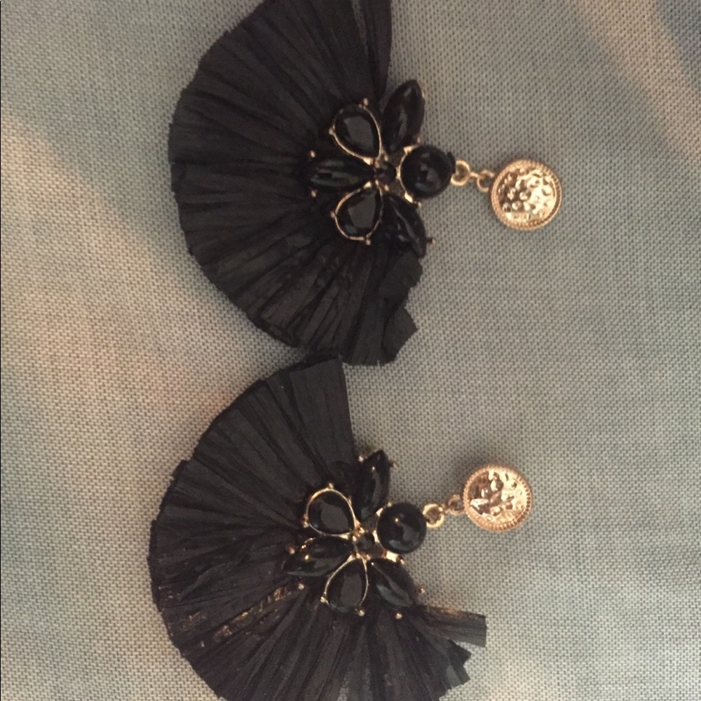 Claire’s Black Fan earrings